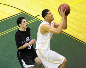 Men&rsquo;s Basketball Downs Clarkson University, 73-61