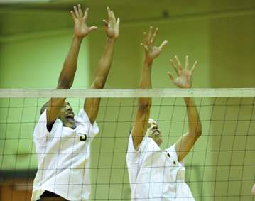 Men&rsquo;s Volleyball Swings Past Regis College, 3-0