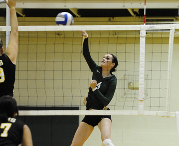 Women&rsquo;s Volleyball Splits With Lesley, Southern Vermont