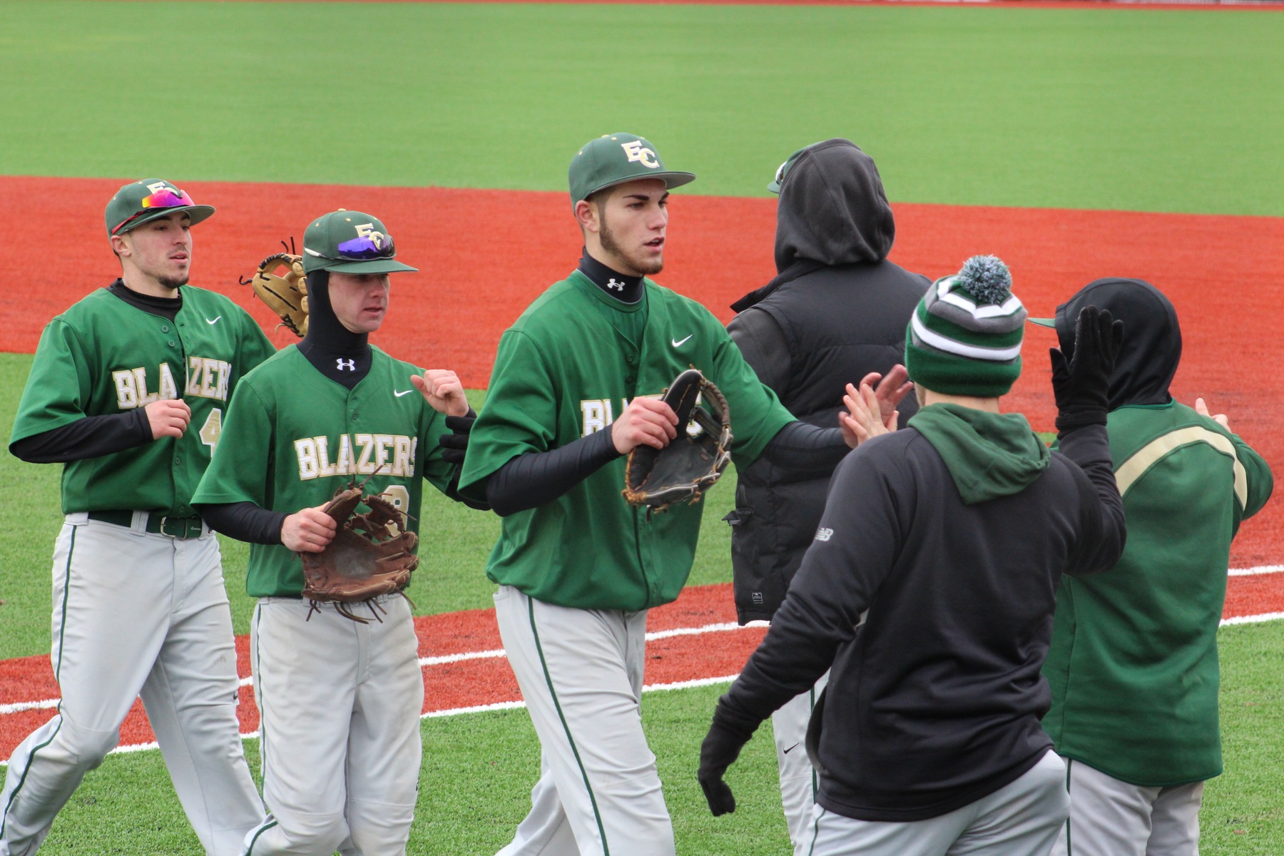 Baseball Splits Conference Twinbill With Becker