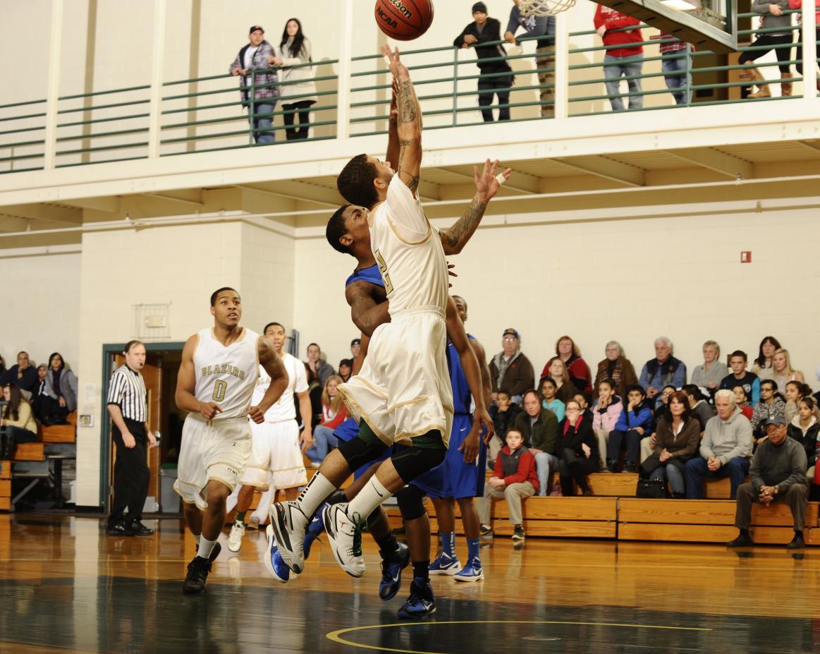 Men&rsquo;s Basketball Fends Off Lesley University, 86-76