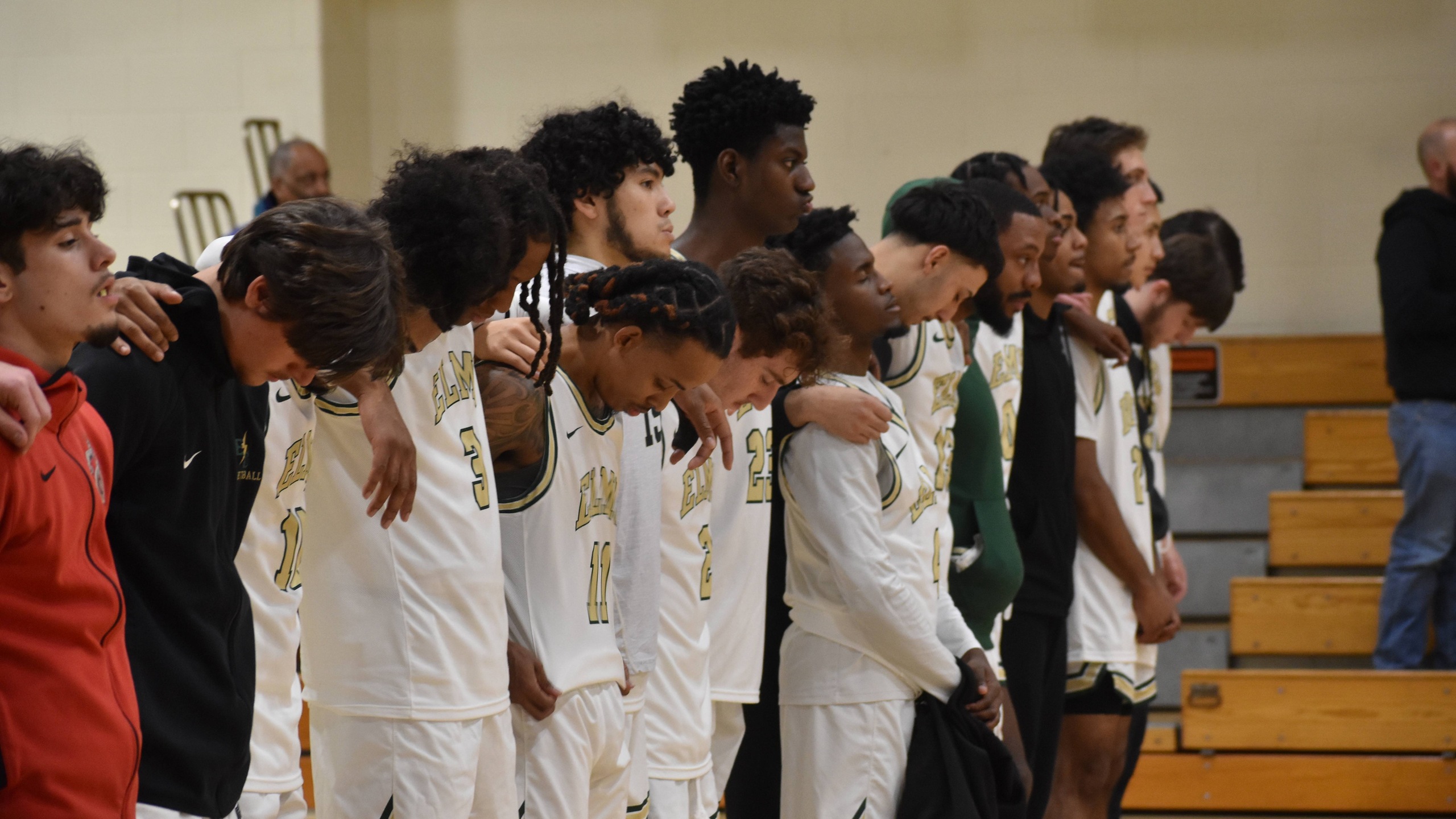 Men's Hoops Cannot Hold Off Mitchell