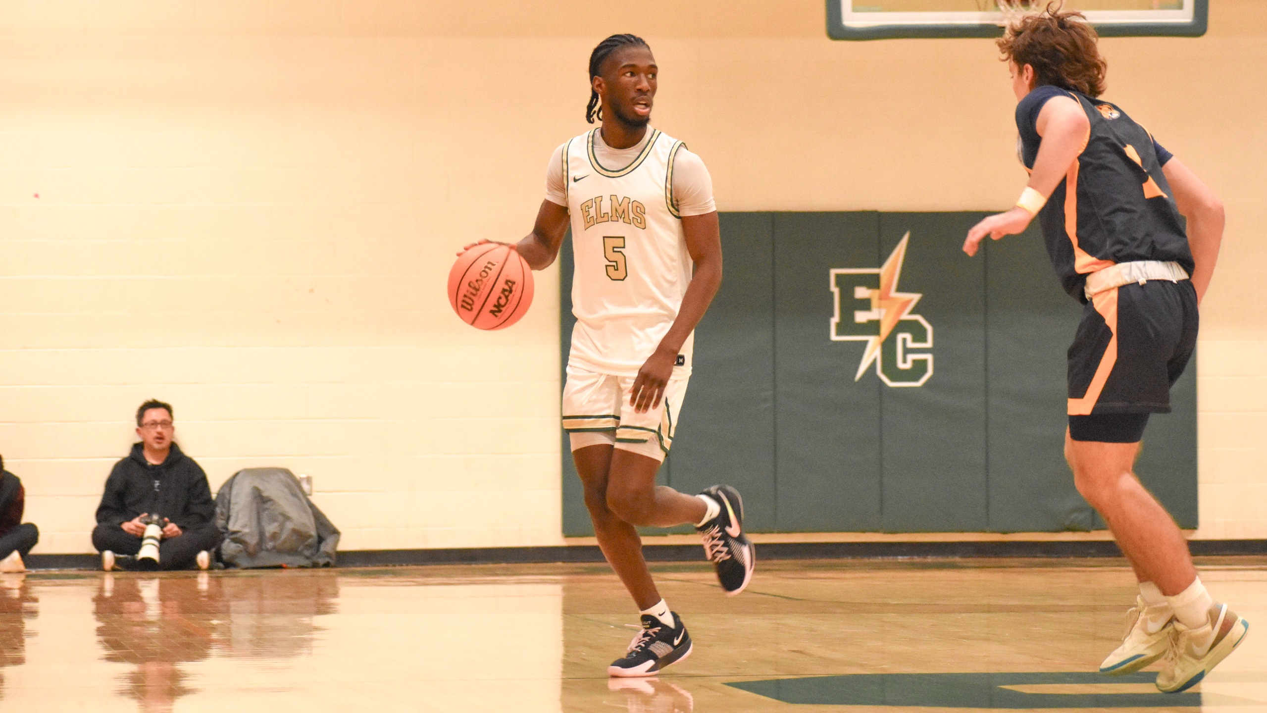 Men's Hoops Defeats Thomas in Season Opener at Home
