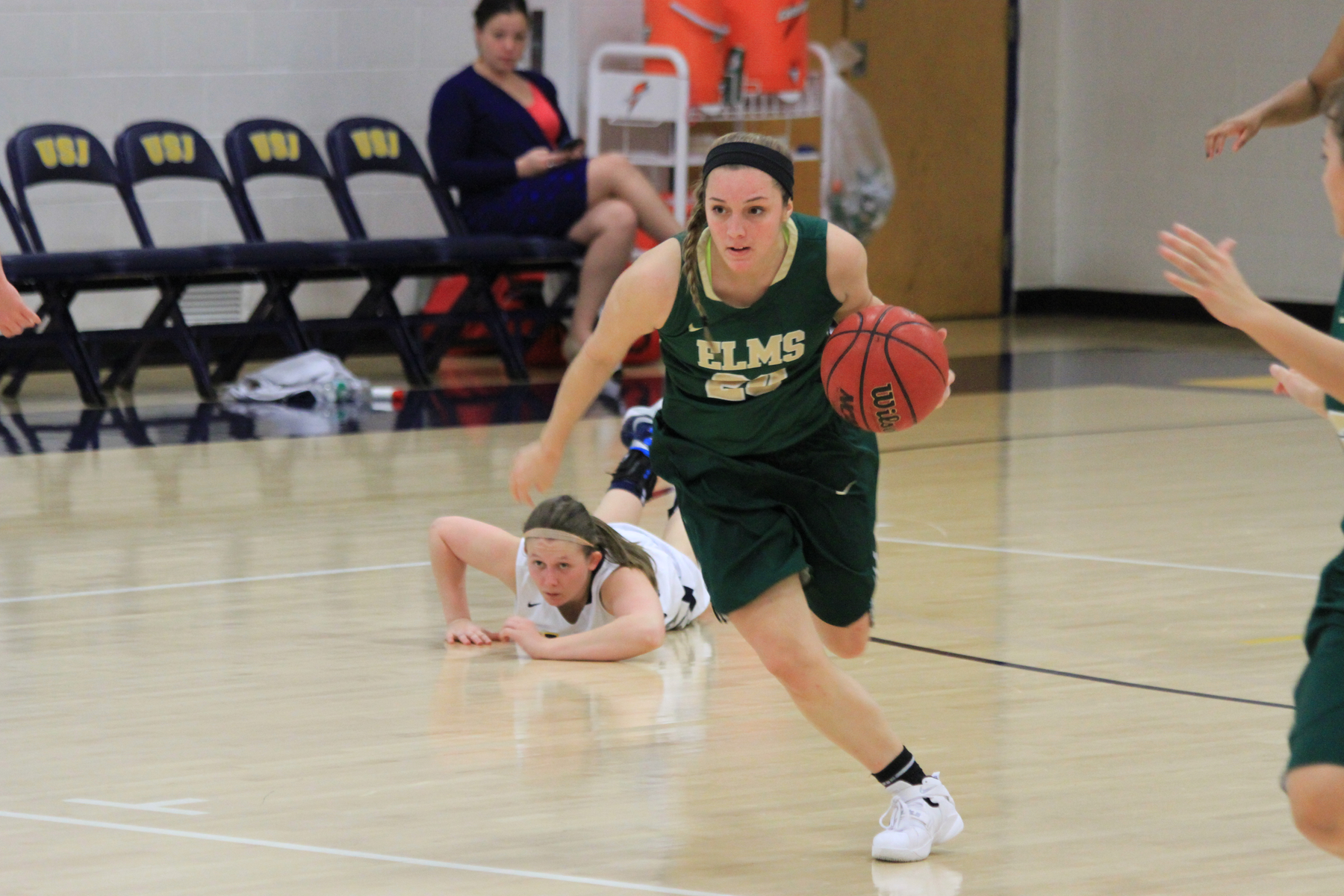 Women's Basketball Sinks Mariners