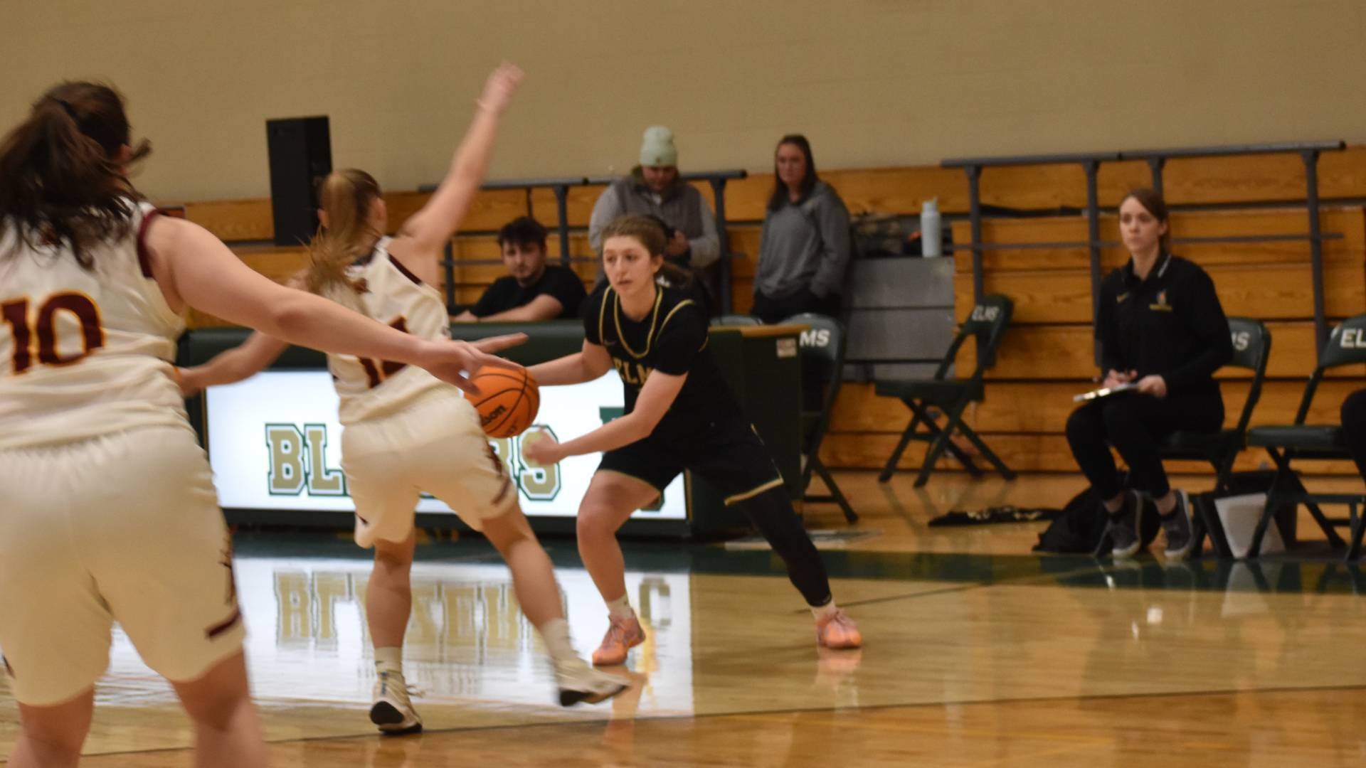 Women's Hoops Takes Down AMCats