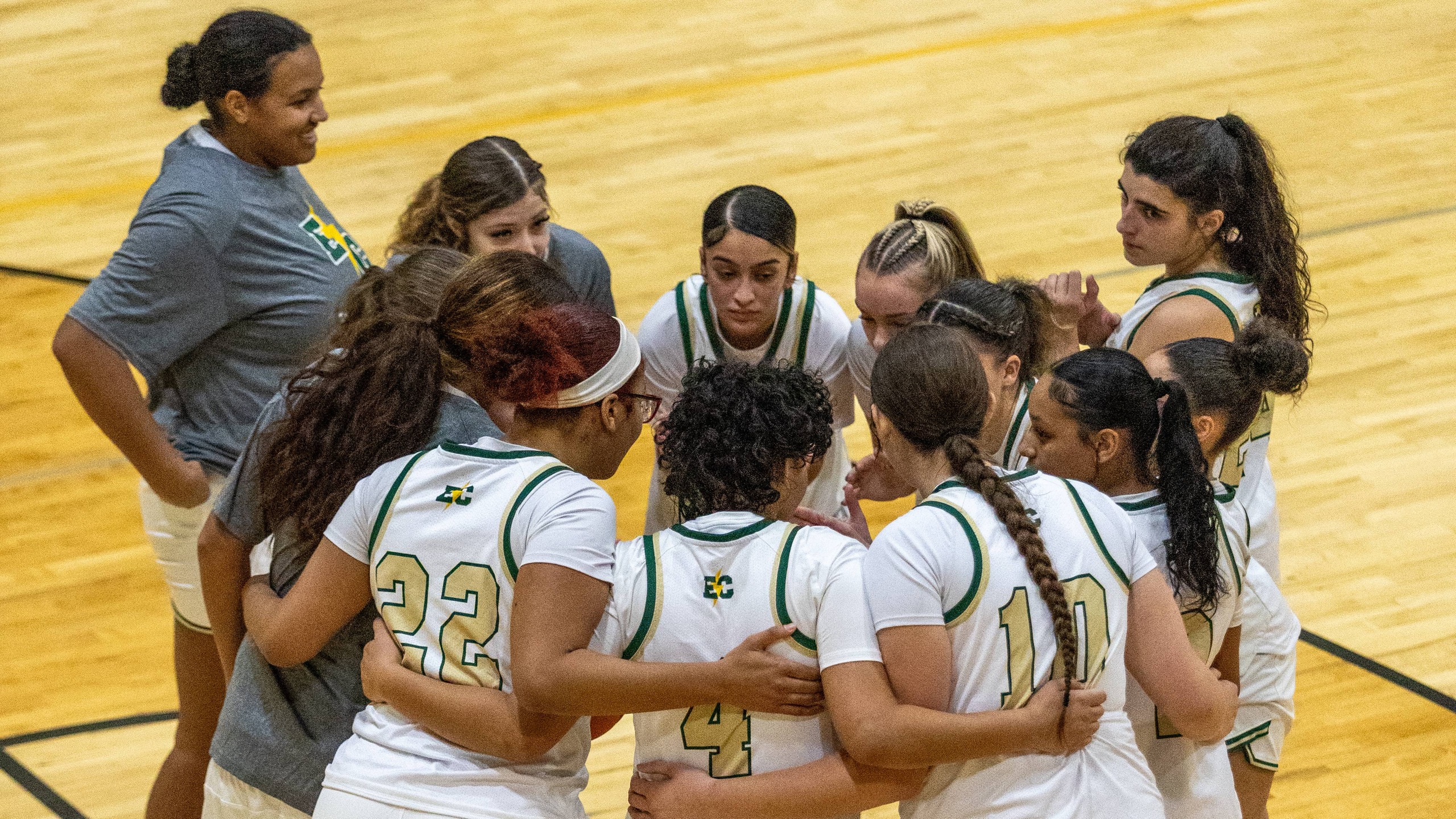 Women's Basketball Lose at Home to Monks